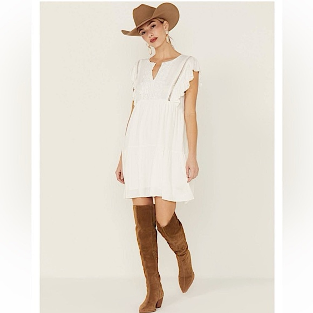 Molly Bracken 🍀 White Floral Embroidered Dress
